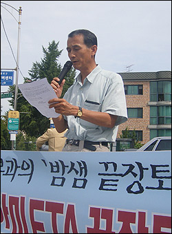 허영구 범국본 공동집행위원장이 31일 오전 기자회견에서 "노무현 대통령은 범국본과의 밤샘 끝장 토론에 나서야 한다"고 외쳤다. 